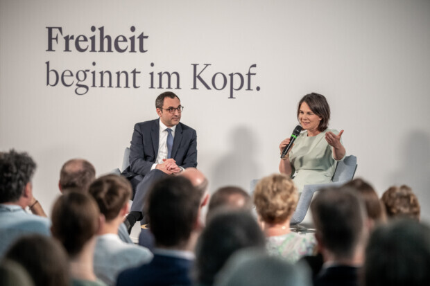 Die FAZ ist echt in Annalena Baerbock verliebt