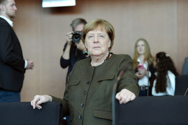 Merkel gibt dem Afghanistan-Untersuchungsausschuss die Ehre