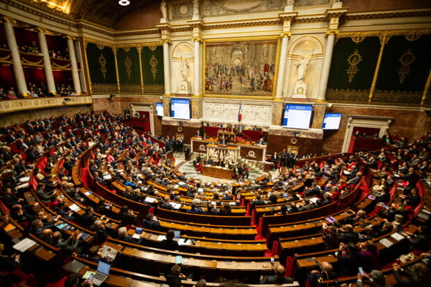Regierungskrise in Frankreich – Verhärtete Fronten bei VW – Börsen weiter auf Rekordkurs