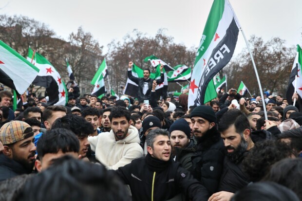 Zehntausende Syrer jubeln über Assad-Sturz auf unseren Straßen