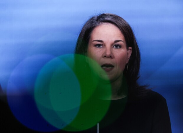 Baerbock setzt Aufnahme von Afghanen und Syrern fort