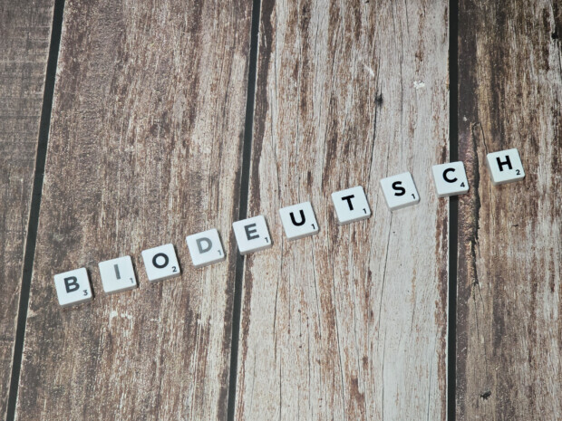 Politisch korrekt „biodeutsch“ oder alternativ „UnsereDemokratie“?