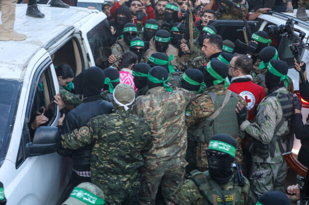 Machtdemonstration und Inszenierung: Die Geiselübergabe durch die Hamas