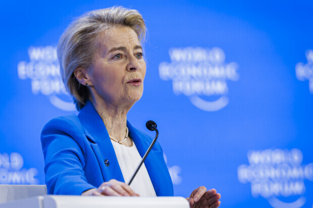 Ursula von der Leyen pfeift im Wald