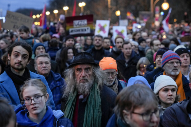 Bei der Demo gegen Rechts gehen vermummte Ordner gegen Journalisten vor