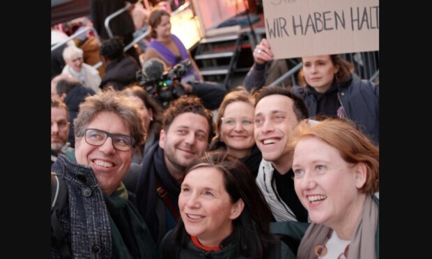 Grüne Grinse-Selfies nach zwei erneuten Messermorden