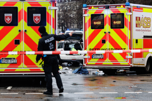 Fahrer rast in Verdi-Demonstration: Mindestens 20 Menschen verletzt