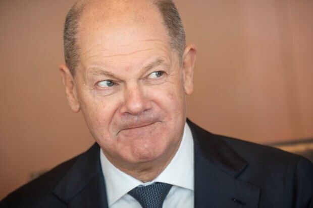 Scholz verweigert Einsicht in Nord-Stream-2-Akten und fliegt in Hamburg auf