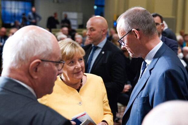 Merz gegen Merkel als lehrreiches Dramolett im Bundestag