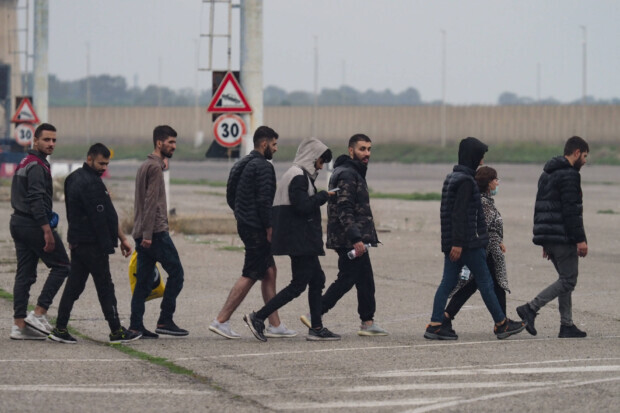 Schleuserring in Italien: Roter Filz schaffte tausende illegale Migranten nach Europa