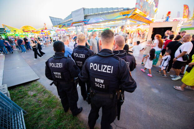 Ehrenamtler beklagen: Sollen wir die Terrorfahrten alleine abwehren?