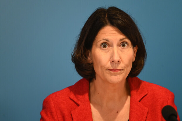 Skandalministerin der FDP macht sich selbst zum Opfer