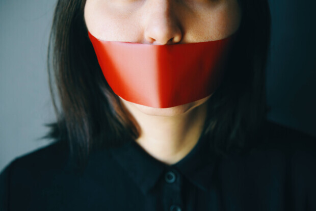 Meinungsfreiheit, gefesselt mit tausend Stricken