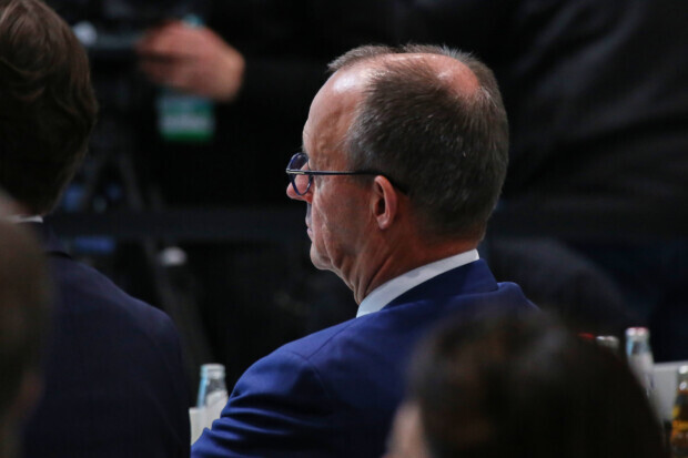 Fiktive Gespräche über Wahlversprechen