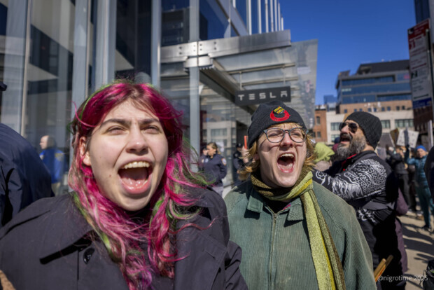 Von wegen spontaner Kundenzorn: Die Attacken auf Musk-Unternehmen sind organisiert