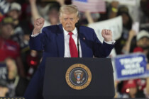 Trump lobt sich selbst, will zum Mars und scherzt über Papst-Wahl