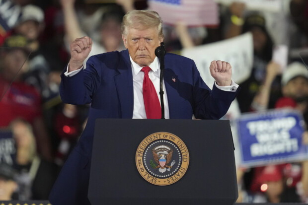 Trump lobt sich selbst, will zum Mars und scherzt über Papst-Wahl