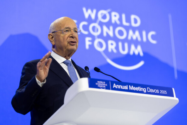 Von wegen „freiwilliger Rückzug“: Ermittlungen gegen Klaus Schwab