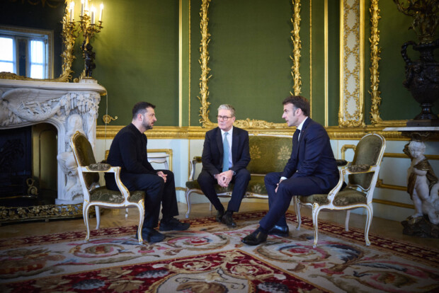Macron, Starmer und Merz allein zu Haus