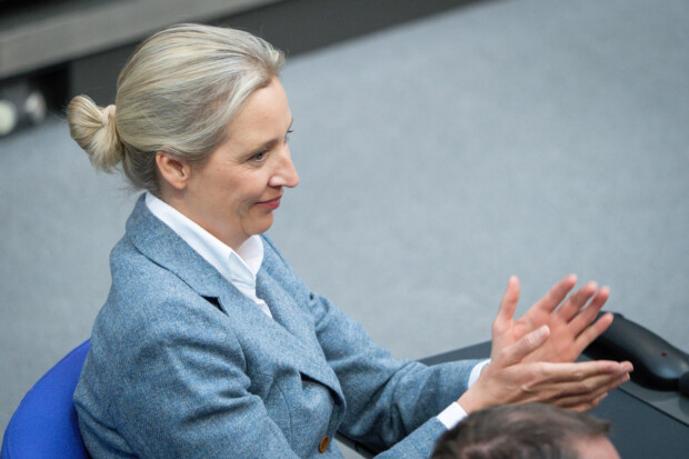 Klares Signal: AfD legt weiter zu – jetzt allein auf Platz 1