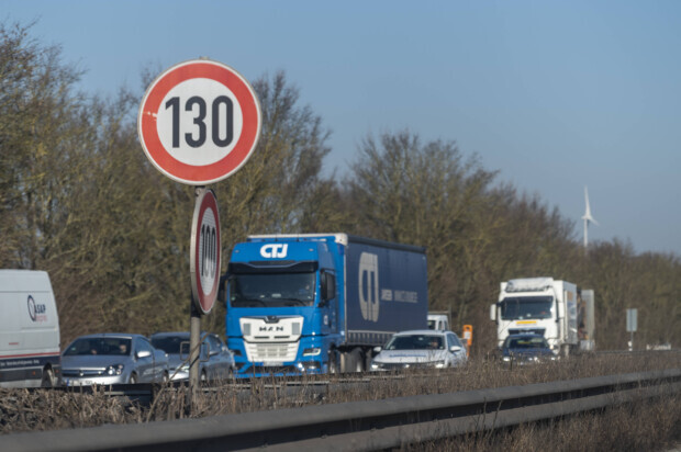 Tempolimit auf deutschen Autobahnen – Begründeter Fuß auf die Bremse oder Boost für die Klima-Ideologie?