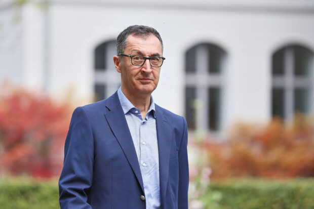 Minister Özdemir deckt Trump-Verschwörung auf. Beziehungsweise: doch nicht