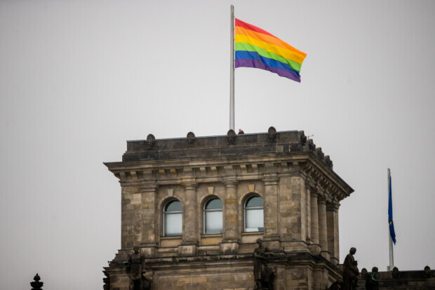 Regenbogenflagge auf Reichstag: CDU-Bundestagspräsidentin Klöckner weht mit dem Mainstream
