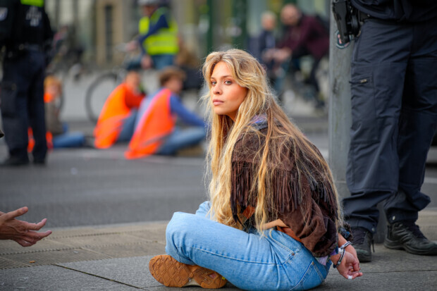Flughafen gestürmt: Klima-Extremistin Anja Windl jetzt vorbestraft