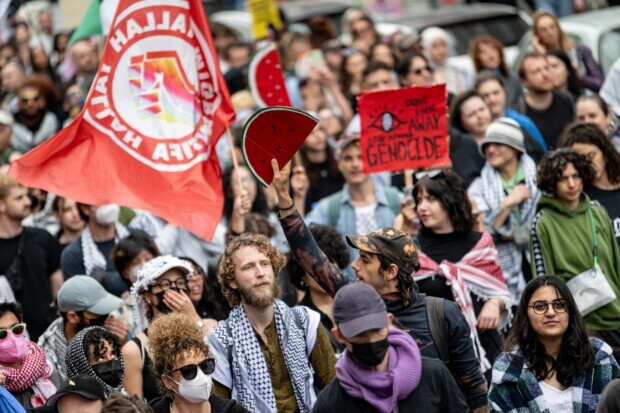 Diesseits und jenseits der “Brandmauer”