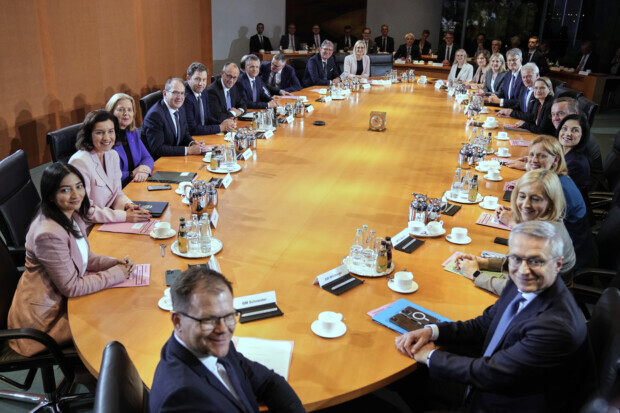 Der schamlose Selbstbedienungsladen Regierung läuft auf Hochtouren