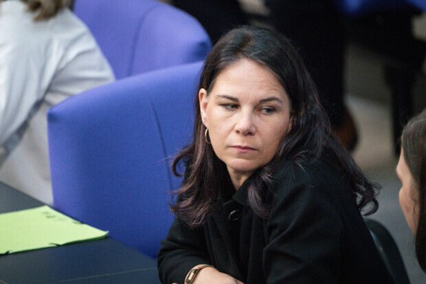 Fahnder zu Baerbock-Airlines: „Staatlich legalisierte Schleusung“ – Rolle des Außenamtes „hanebüchen“