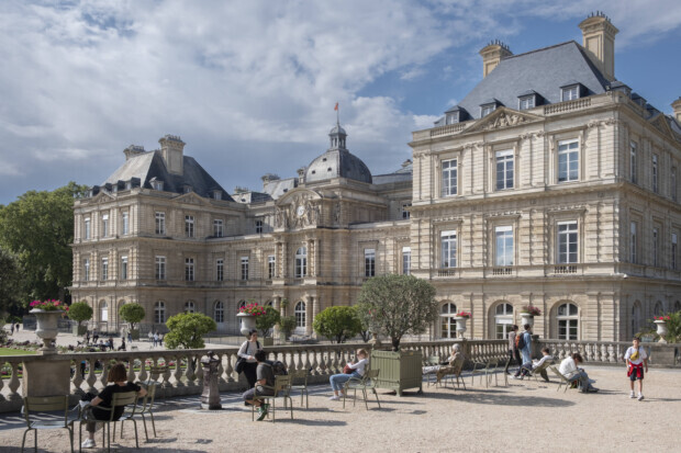 Französischer Senat beschuldigt Regierung der Vertuschung im Nestlé-Wasserskandal
