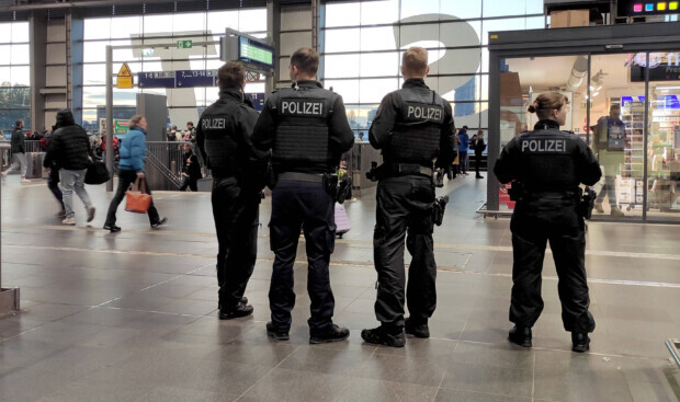 Achtung, Achtung, hier spricht die Bollizei!