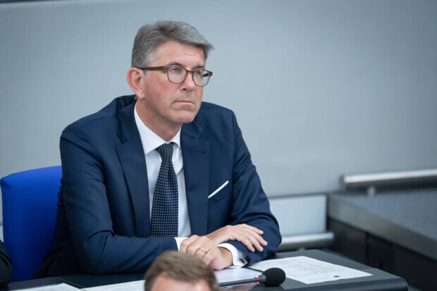 Elon Musk soll mit seinem Zehntel das Anzeigenblatt im Briefkasten bezahlen