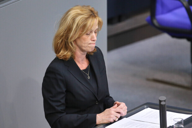 Ministerin Karin Prien möchte ein Pflegegeld einführen