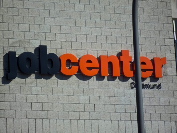 Jobcenter zahlt 5.000 Euro Bürgergeld für Autokauf und 3.000 Euro für Führerschein