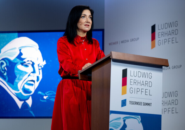 Wirtschaftsweiser will gesetzlichen Mindestlohn von 15 Euro – Wirtschaftsministerin will neue Berater