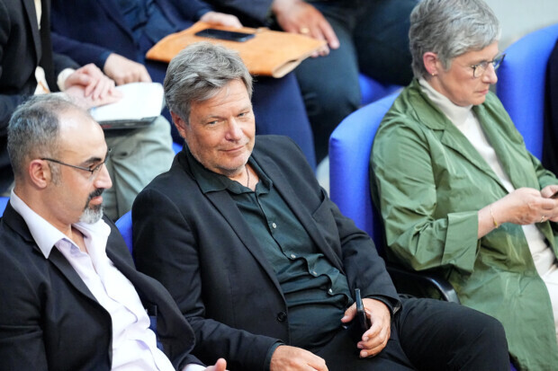 Wie der Bundestag Robert Habeck vor dem Staatsanwalt rettet