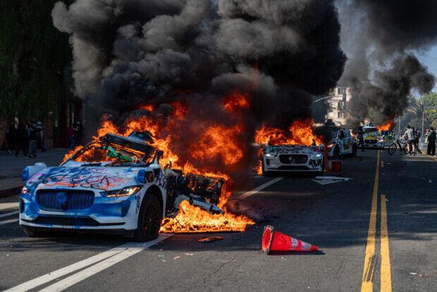 Von Kalifornien bis Nordirland: Zweierlei Twist für zweierlei Unruhen