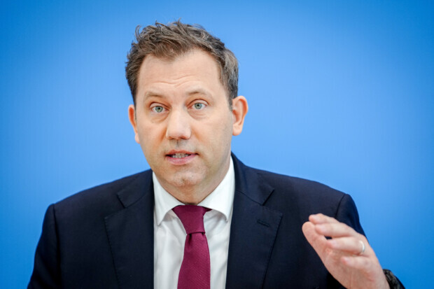 Bundesregierung macht Rekordschulden, schiebt Probleme auf und sorgt für ein „mulmiges Gefühl“