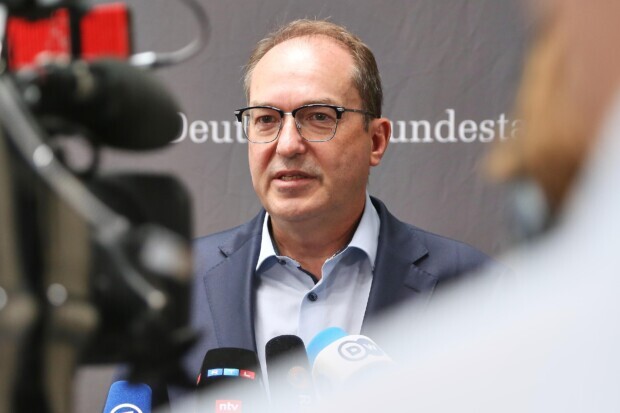 Der nervöse Razzia-Staat: Mit der Polizei gegen Memes statt Macheten