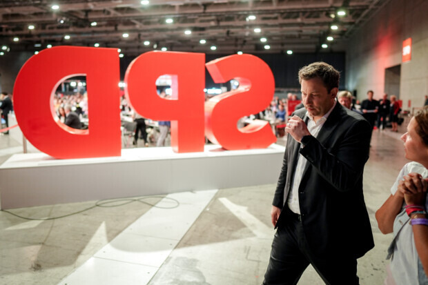 Manege frei bei der SPD: Zwischen Papphelmen, Quoten und Verbotsfantasien