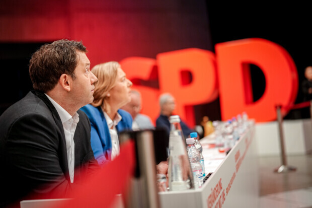 Partei ohne Bodenhaftung: SPD und Linke im Wettlauf ums SED-Erbe