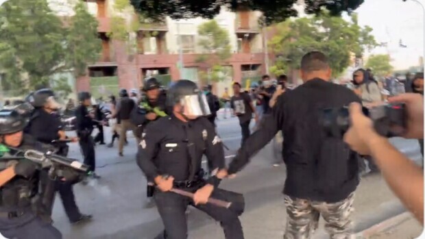 Trump greift in Los Angeles durch: 700 US-Marines rücken an!