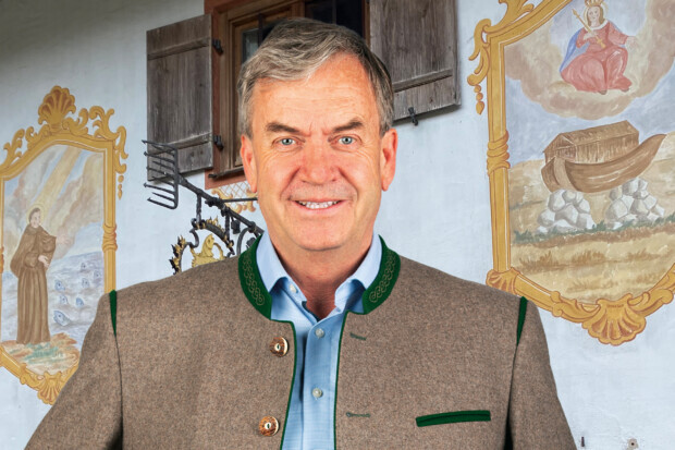 Der Landrat mit der Kettensäge