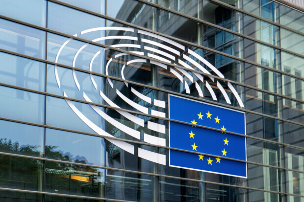 EU-Parlament erhöht Monatsgehälter von Spitzenbeamten um 2.700 Euro