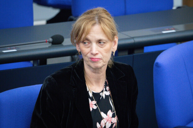 Karin Prien hält an „Demokratie leben!“ fest – ein Programm, das Extremismus finanziert