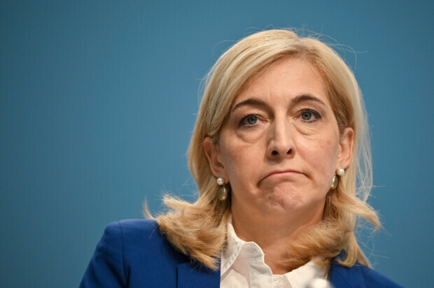 Mehr zahlen und weniger erhalten: Bund und Länder wollen Pflege reformieren