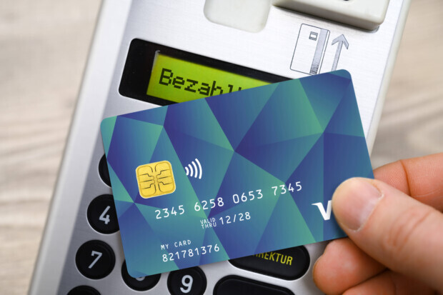 Nordrhein-Westfalen: Bezahlkarte verzögert sich wegen fehlender Überweisungsfunktion