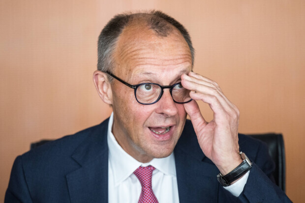 Ein Land im Notstand soll plötzlich gut gelaunt sein